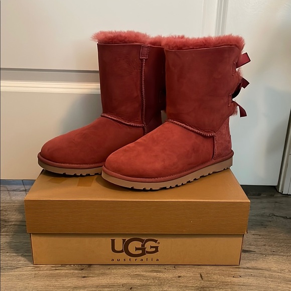 UGG Women’s Bailey Bow Boot in Burgundy Size 6 - Picture 3 of 11